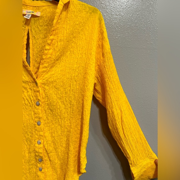 🍁Like New Women’s Urban Outfitters Key Hole Back Button Up - Picture 7 of 12